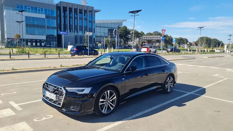 Audi A6 Transfera Putnika na parkingu ispred aerodroma Nikola Tesla danju