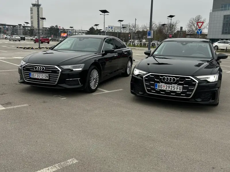 Dva Audija A6 Transfera Putnika na parkingu aerodroma