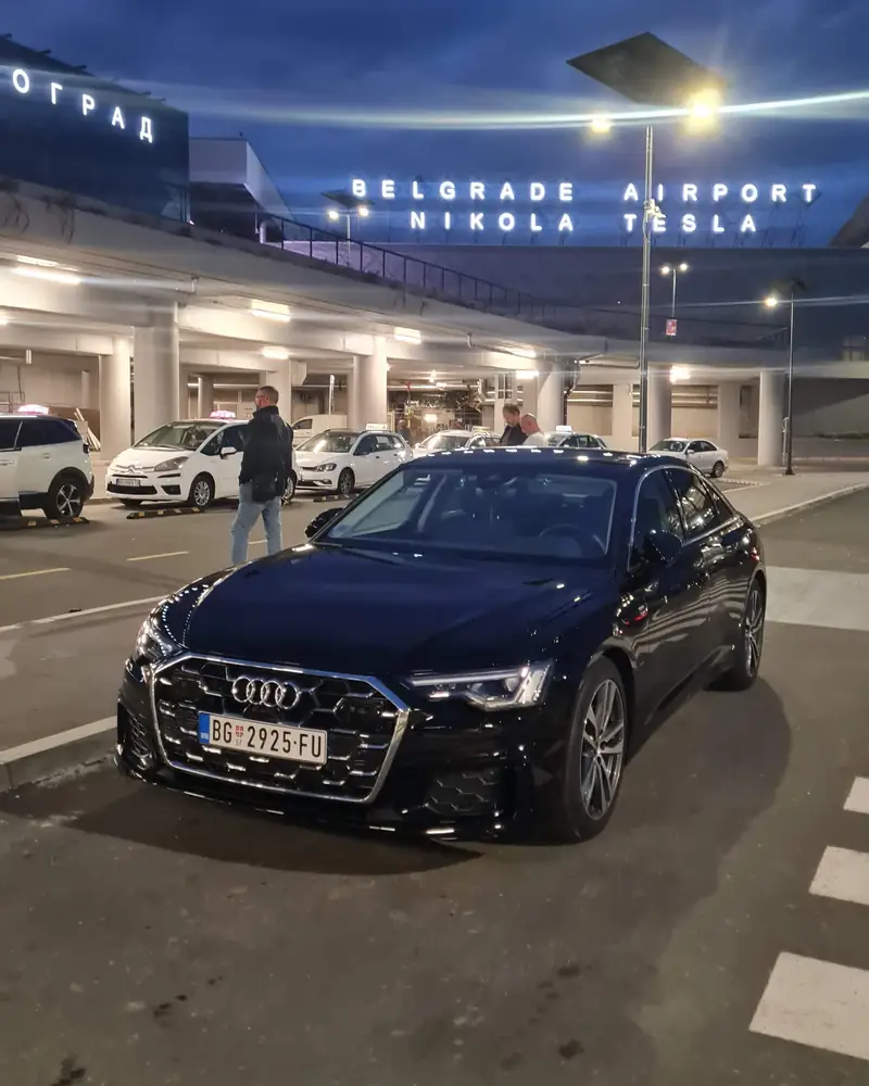 Audi A6 Transfera Putnika ispred terminala aerodroma Nikola Tesla noću