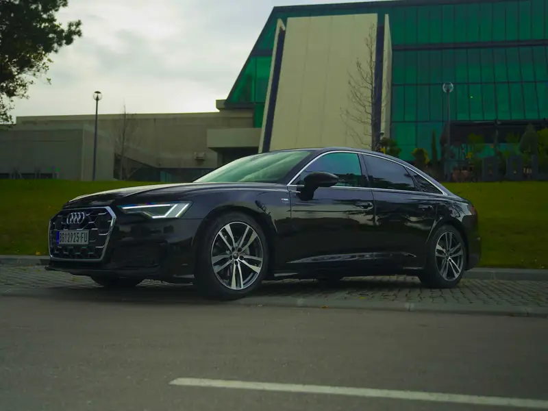 Audi A6 ispred hotela Crowne Plaza u Beogradu