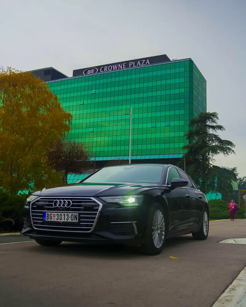 Audi A6 ispred hotela Crowne Plaza na Novom Beogradu