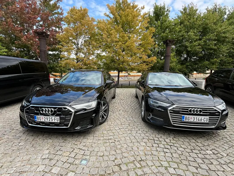 Dva crna Audi A6 Transfera Putnika