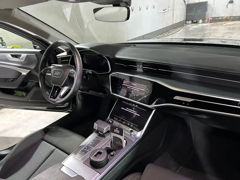 Unutrašnjost Audija A6, pogled na instrument tablu