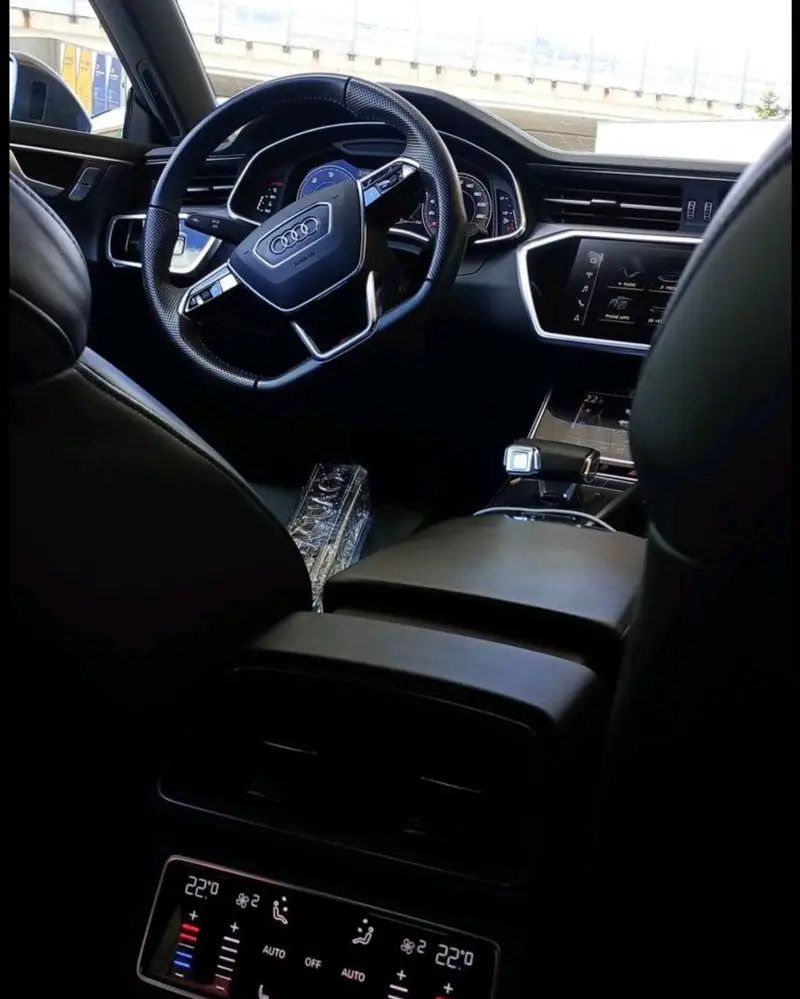 Zadnja sedišta Audija A6 sa klimom i punjačima