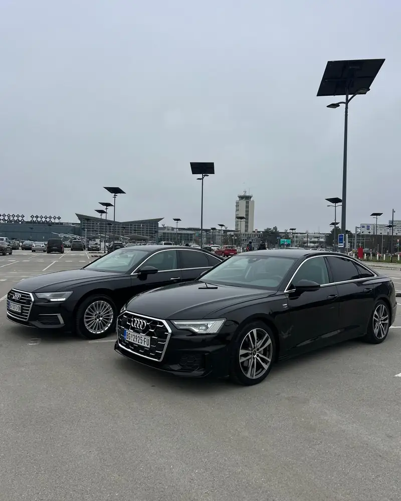 Dva crna Audi A6 na parkingu aerodroma Nikola Tesla
