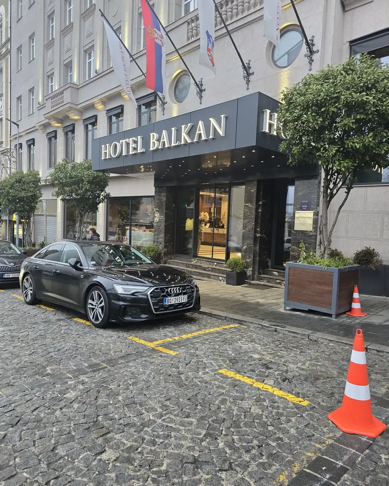 Audi A6 ispred hotela Balkan u Beogradu