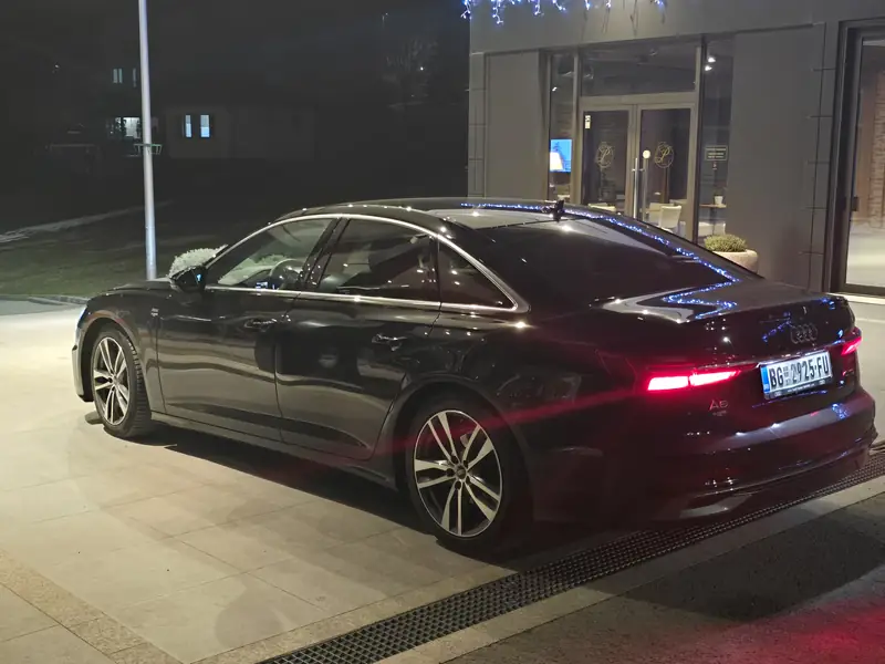 Audi A6 ispred hotela u Beogradu noću