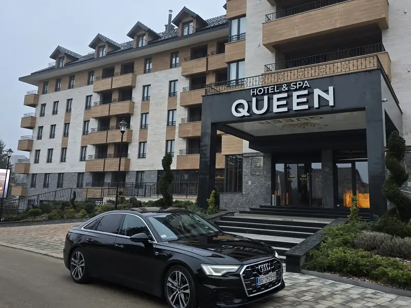 Audi A6 Transfera Putnika ispred hotela u Beogradu, čeka pacijenta