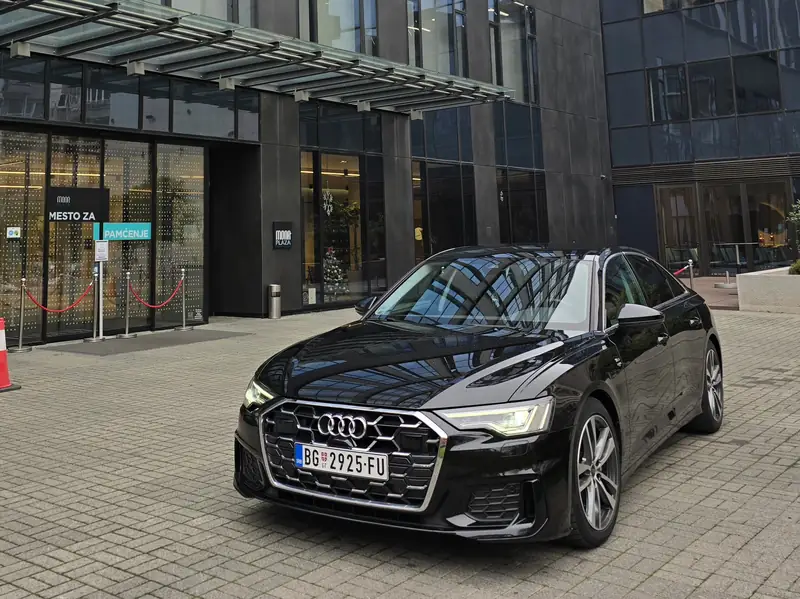 Audi A6 ispred ulaza u hotel u Beogradu