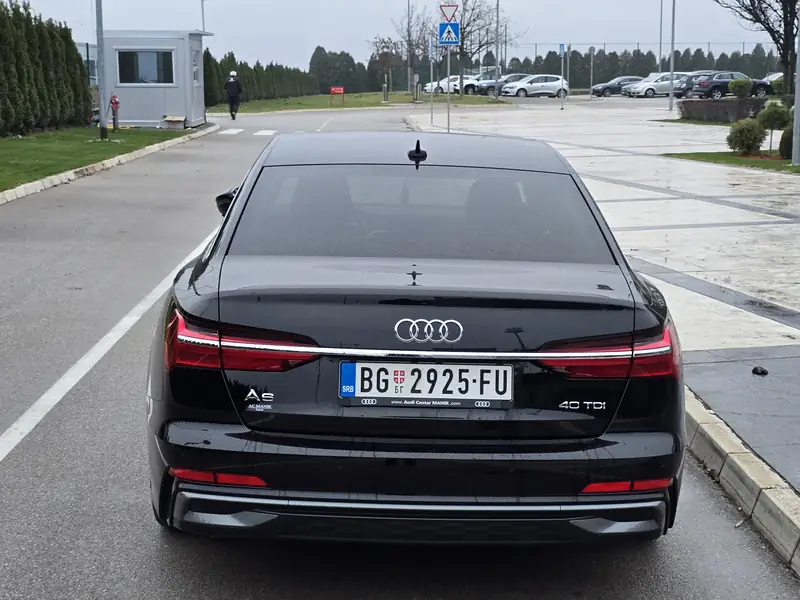 Crni Audi A6 Transfera Putnika, pogled otpozadi